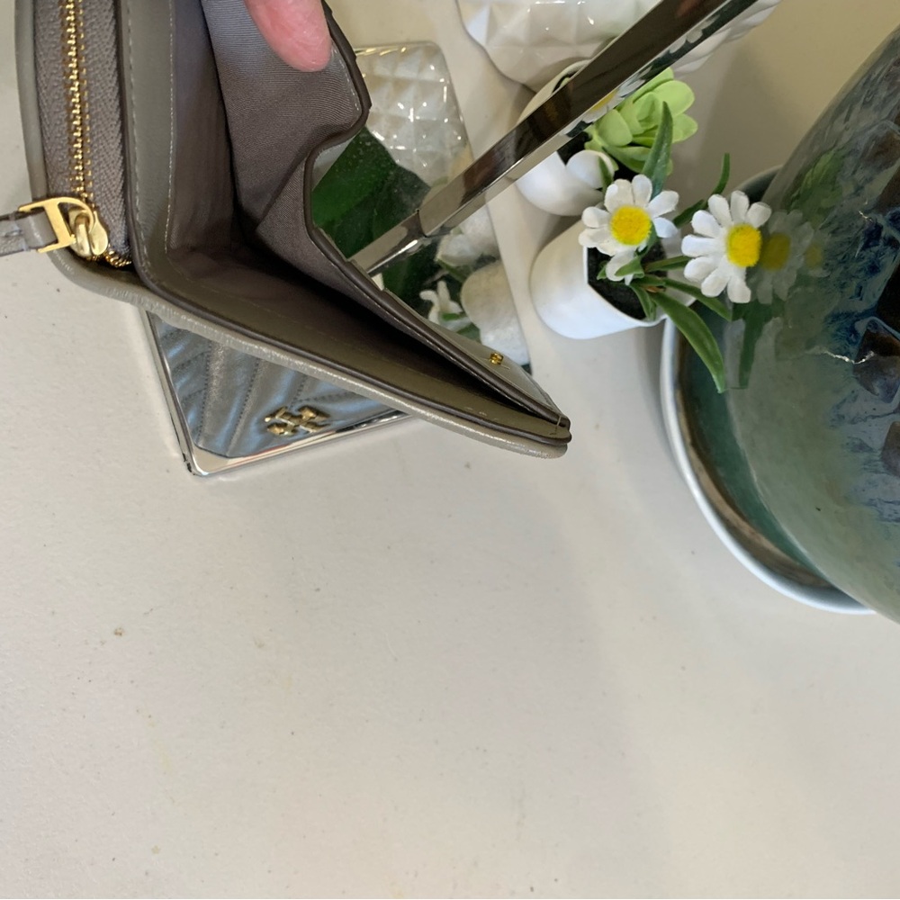 Tory Burch Quilted Leather Mini Wallet in Light Taupe with Gold Logo - Picture 11 of 13